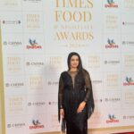 Sanjjanaa Instagram - Yesterday night was absolutely bliss as I happened to visit @timesfoodnightlife , event organised by the team of @bangalore_times …. I happened to bump into a lot of friends it was super fun , I am on a new diet, trying to restrict myself from overeating , so I hardly could indulged in lot in food but I am telling you this widespread of vegetarian food last night was to die for , there were easily about 600+ dishes spread across by all the winners of this year of the #timesfoodguide … My jewellery was by @thanyafashion It was Make Up Artist Suhas effort that made me look so beautiful @ss_makeover_by_suha My super sensational costume was by @iyra_designstudio 🥰 Karnataka, Bangalore