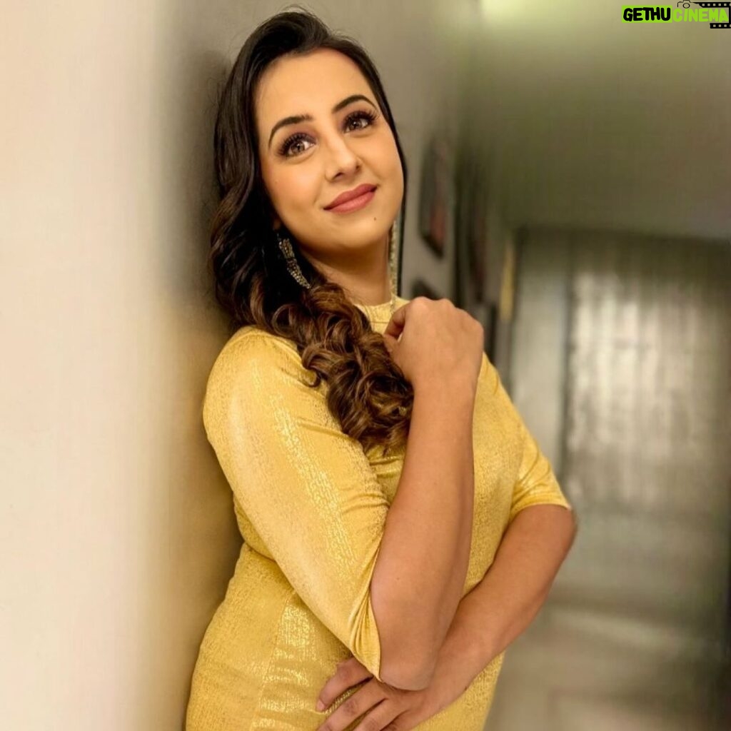 Sanjjanaa Instagram - I am delighted to have forged a long term professional partnership in my journey of motherhood with an esteemed maternity brand that holds the top position in #India. @momzjoy One remarkable aspect is the absence of conventional salwar in their collection. Additionally, they offer elegant ensembles for mothers, which not only accentuate their style but also exude a sophisticated allure. 🌸❤️ Also as im flaunting a western out fit by #momzjoy , i want to share my experience on how I have been questioned by many ? Oh you are still flabby like a fat mom ??? Is it fair for any one to ask ? Body shaming and motherhood are two topics that intersect in various ways. Body shaming refers to the act of criticizing or making negative comments about someone's physical appearance, often focusing on aspects like weight, shape, or size. Motherhood, on the other hand, is the state or experience of being a mother. Unfortunately, mothers often face body shaming due to societal expectations and pressures surrounding postpartum bodies. Women are often expected to quickly "bounce back" to their pre-pregnancy bodies, which can lead to feelings of inadequacy and low self-esteem for many mothers. This pressure can come from various sources, including media, social media, and even personal relationships. Body shaming can have detrimental effects on a mother's mental and physical well-being. It can contribute to body image issues, postpartum depression, anxiety, and a range of other negative emotions. It is essential to challenge societal norms and promote body positivity, especially in the context of motherhood. Mothers should be celebrated for their incredible journey of bringing life into the world, rather than being judged based on their appearance. Supportive communities, educational resources, and positive media representations can all play a role in combating body shaming and promoting a healthier attitude towards postpartum bodies. Embracing diversity and promoting self-love and acceptance are vital for creating a more inclusive and supportive environment for mothers. ❤️ agree to me ??? Thank you to make me look so wow ❤️ @makeoverby__divya @magical_makeoverbygayihari. Karnataka, Bangalore