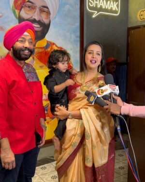 Sanjjanaa Instagram - So I happened to launch and host this wonderful meet and greet at @karigari.bangalore , #Karigari is an esteemed restaurant situated in #nammabengaluru , precisely within the #phoenixmallofasia , an illustrious and colossal shopping complex. Within its premises, this restaurant presents an unparalleled dining affair, skillfully intertwining traditional Indian gastronomy with contemporary culinary methods.

Karigari is known for its extensive menu curated by the esteemed celebrity chef @chefharpalsokhi . I am a very big foodie. I try to control myself a lot, but however, I sometimes really indulge in watching the recipes on YouTube on the very famous cookery show Namak Shamak by @chefharpalsokhi , harpal ji your recipes are so awesome. I have to tell you. You have magic in your golden fingers.  This menu proudly presents a diverse selection of genuine Indian delicacies, each representing the distinct flavors from different regions across the country. 

My list had an invitation for just 10 people including my family,  as I have evolved into becoming an introvert and I don’t believe in inviting hundreds of people whom I’m not close to , thanx @official_gurukiran ji , @laxmikrishnaofficial , @satishcadaboms , @geetika_bindana_ , @fodyssey & @amritadembla each and every one of your presence was so special and heartwarming ❤️ 

What caught my eye is there “suhaag raat ki kheer & mirchy ka halwa ... Not to forget there charcoal cheeze unique Paratha “ … and each and every dish was truely to crave for . 

In addition to the delectable food, Karigari offers excellent service, ensuring that guests have a memorable dining experience. The staff is attentive, knowledgeable, and ready to assist with any special requests or dietary requirements.

finally, what added a very emotional touch to this Event is the saree that I am wearing is given to me by my mother-in-law, and she used her young days … The blessing of the elders, really keep a smile on our face ❤️ Jewellry is from my real Jewellry collection .