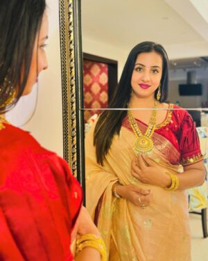 Sanjjanaa Instagram - So I happened to launch and host this wonderful meet and greet at @karigari.bangalore , #Karigari is an esteemed restaurant situated in #nammabengaluru , precisely within the #phoenixmallofasia , an illustrious and colossal shopping complex. Within its premises, this restaurant presents an unparalleled dining affair, skillfully intertwining traditional Indian gastronomy with contemporary culinary methods.

Karigari is known for its extensive menu curated by the esteemed celebrity chef @chefharpalsokhi . I am a very big foodie. I try to control myself a lot, but however, I sometimes really indulge in watching the recipes on YouTube on the very famous cookery show Namak Shamak by @chefharpalsokhi , harpal ji your recipes are so awesome. I have to tell you. You have magic in your golden fingers.  This menu proudly presents a diverse selection of genuine Indian delicacies, each representing the distinct flavors from different regions across the country. 

My list had an invitation for just 10 people including my family,  as I have evolved into becoming an introvert and I don’t believe in inviting hundreds of people whom I’m not close to , thanx @official_gurukiran ji , @laxmikrishnaofficial , @satishcadaboms , @geetika_bindana_ , @fodyssey & @amritadembla each and every one of your presence was so special and heartwarming ❤️ 

What caught my eye is there “suhaag raat ki kheer & mirchy ka halwa ... Not to forget there charcoal cheeze unique Paratha “ … and each and every dish was truely to crave for . 

In addition to the delectable food, Karigari offers excellent service, ensuring that guests have a memorable dining experience. The staff is attentive, knowledgeable, and ready to assist with any special requests or dietary requirements.

finally, what added a very emotional touch to this Event is the saree that I am wearing is given to me by my mother-in-law, and she used her young days … The blessing of the elders, really keep a smile on our face ❤️ Jewellry is from my real Jewellry collection .