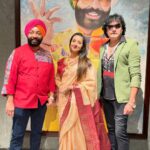 Sanjjanaa Instagram - So I happened to launch and host this wonderful meet and greet at @karigari.bangalore , #Karigari is an esteemed restaurant situated in #nammabengaluru , precisely within the #phoenixmallofasia , an illustrious and colossal shopping complex. Within its premises, this restaurant presents an unparalleled dining affair, skillfully intertwining traditional Indian gastronomy with contemporary culinary methods. Karigari is known for its extensive menu curated by the esteemed celebrity chef @chefharpalsokhi . I am a very big foodie. I try to control myself a lot, but however, I sometimes really indulge in watching the recipes on YouTube on the very famous cookery show Namak Shamak by @chefharpalsokhi , harpal ji your recipes are so awesome. I have to tell you. You have magic in your golden fingers. This menu proudly presents a diverse selection of genuine Indian delicacies, each representing the distinct flavors from different regions across the country. My list had an invitation for just 10 people including my family, as I have evolved into becoming an introvert and I don’t believe in inviting hundreds of people whom I’m not close to , thanx @official_gurukiran ji , @laxmikrishnaofficial , @satishcadaboms , @geetika_bindana_ , @fodyssey & @amritadembla each and every one of your presence was so special and heartwarming ❤️ What caught my eye is there “suhaag raat ki kheer & mirchy ka halwa ... Not to forget there charcoal cheeze unique Paratha “ … and each and every dish was truely to crave for . In addition to the delectable food, Karigari offers excellent service, ensuring that guests have a memorable dining experience. The staff is attentive, knowledgeable, and ready to assist with any special requests or dietary requirements. finally, what added a very emotional touch to this Event is the saree that I am wearing is given to me by my mother-in-law, and she used her young days … The blessing of the elders, really keep a smile on our face ❤️ Jewellry is from my real Jewellry collection .