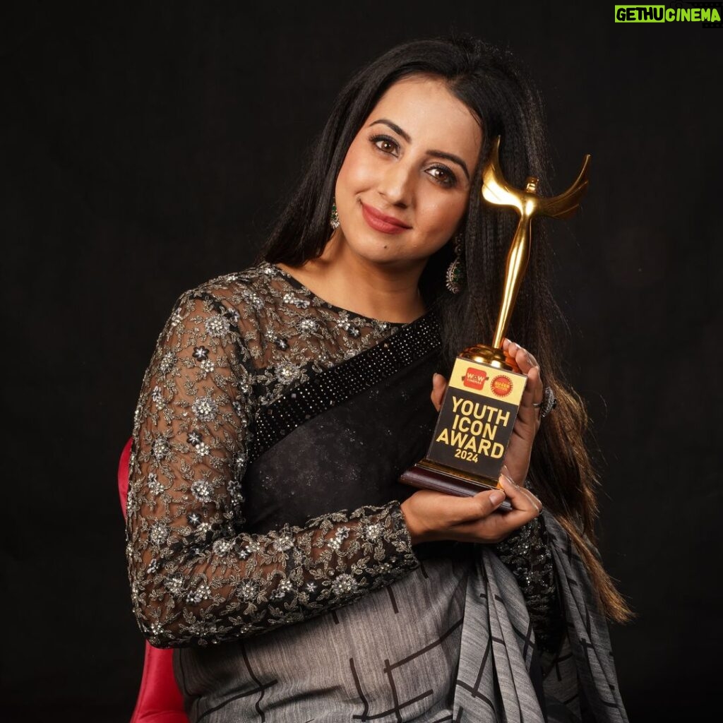 Sanjjanaa Instagram - It’s Amaizing to receive an award ? Isn’t it ? Thank you @wowcinemaschannel to have conducted an award night to appreciate many celebrities along with the social media achiever’s … i was given the youth icon award 2024 ❤️ so delightful 🌸 I have dedicated a significant amount of unwavering effort to consistently produce content and share it on my social media platforms. This constant pursuit of creativity has allowed the brightness within me to continuously shine brighter with each passing day. Being a mother is a demanding and 24/7 responsibility, just like being a celebrity mom blogger. I dedicate my time and energy to both of these roles, working diligently day and night, week after week, and month after month without absolutely any offs even on Goverment holidays u can catch me posting content .... Sounds hectic right ? Not to forget I’m active on my Facebook , linked in , my 2 YouTube pages , my new what’s app channel & im on threads too …. Finally I Handel my son @princealarik ‘s instagram & my sons Facebook too …. Getting an award for my achievements has just boosted my spirits to work harder ❤️🌸❤️🌸❤️ Hair and make up by @ss_makeover_by_suha @thanyafashion accessories Saree by @iyra_designstudio ❤️ Karnataka, Bangalore