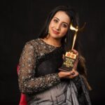 Sanjjanaa Instagram – It’s Amaizing to receive an award ? Isn’t it ? Thank you @wowcinemaschannel to have conducted an award night to appreciate many celebrities along with the social media achiever’s … i was given the youth icon award 2024 ❤️ so delightful 🌸

I have dedicated a significant amount of unwavering effort to consistently produce content and share it on my social media platforms. This constant pursuit of creativity has allowed the brightness within me to continuously shine brighter with each passing day. 

Being a mother is a demanding and 24/7 responsibility, just like being a celebrity mom blogger. I dedicate my time and energy to both of these roles, working diligently day and night, week after week, and month after month without absolutely any offs even on Goverment holidays u can catch me posting content …. Sounds hectic right ? Not to forget I’m active on my Facebook , linked in , my 2 YouTube pages , my new what’s app channel & im on threads too …. Finally I Handel my son @princealarik ‘s instagram & my sons Facebook too …. 

Getting an award for my achievements has just boosted my spirits to work harder ❤️🌸❤️🌸❤️

Hair and make up by @ss_makeover_by_suha 
@thanyafashion  accessories 
Saree by @iyra_designstudio ❤️ Karnataka, Bangalore