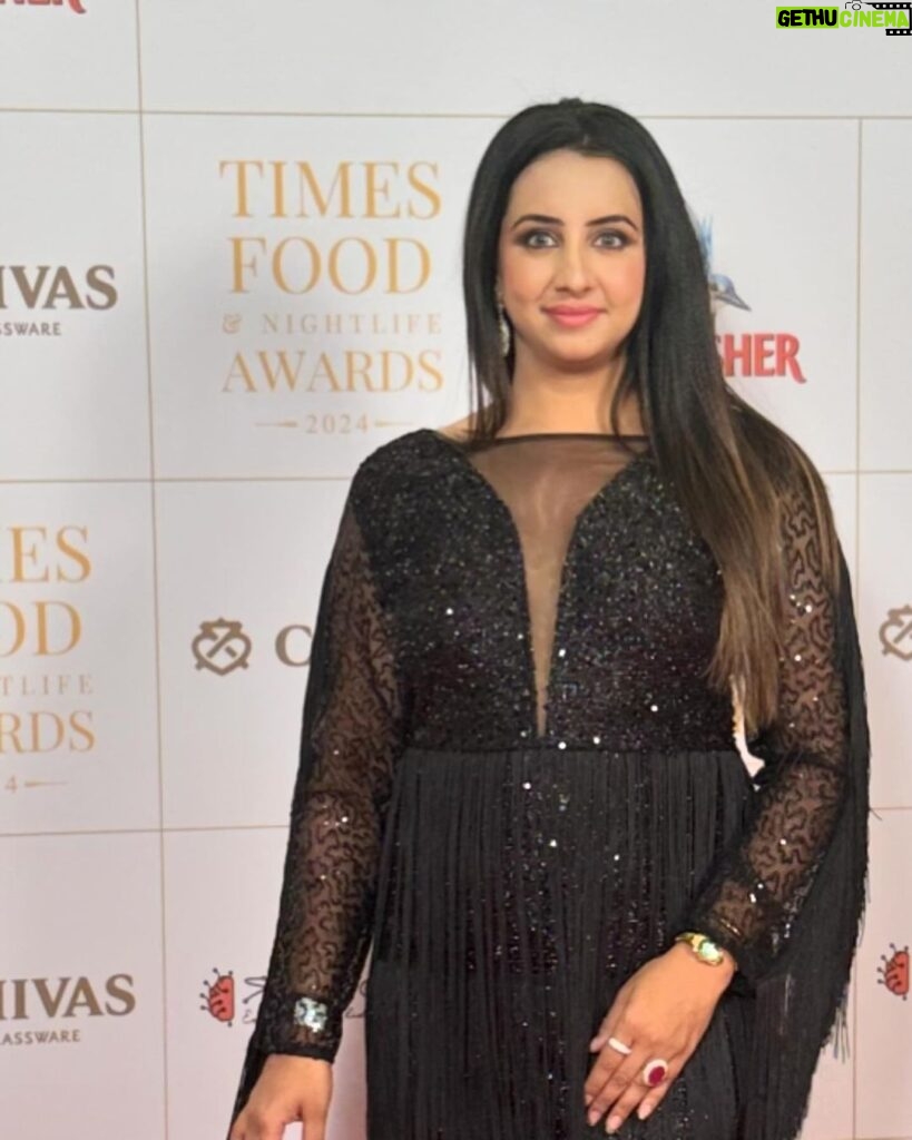 Sanjjanaa Instagram - Its Wonderful to be featured in today’s times of India ❤️@bangalore_times , it was a beautiful night of Glits and glamour and a lot a lot a lot of food @bangaloretimes.food , it was a lovely event organised by team Times Of India. Hats of your effort #toi . @ss_makeover_by_suha did my hair & make up , and my ravishing outfit was designed by @iyra_designstudio , my make up partners @official_dermacol_india , I was accessorised by @thanyafashion . Bengaluru is known for its vibrant social scene and entrepreneurial spirit. It's wonderful to see so many socialites and achievers coming together in the city. Congratulations to all the winners for their successful restaurant ventures in Namma ooru Bengaluru! The city's food scene is diverse and exciting, offering a wide range of culinary experiences for residents and visitors alike. Bangalore, India