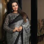 Sanjjanaa Instagram - Love is when it’s pure , unconditional, Love is when it’s absolutely done without any expectations or love is when it is straight from the heart .❤️ Love is when you stand up for each other when nobody else stands for you love is when it’s for your family. Love is when you protect your family against all odds. Love is when you stand together no matter what who has to say. Love is when it’s boundaryless , Love is when you don’t withstand anyone, talking a word against your loved Ones .. love is when you are first true friends and then lovers … Love is when you can love your husband, like his mom like his sister like his boyfriend, and Finally like his wife . Have you been fortunate enough to have felt real love in your life? In company of @princealarik Saree by @iyra_designstudio @katchi_studio photography partners @ss_makeover_by_suha , make up . Jewels by @thanyafashion . Karnataka, Bangalore