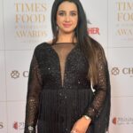 Sanjjanaa Instagram - Yesterday night was absolutely bliss as I happened to visit @timesfoodnightlife , event organised by the team of @bangalore_times …. I happened to bump into a lot of friends it was super fun , I am on a new diet, trying to restrict myself from overeating , so I hardly could indulged in lot in food but I am telling you this widespread of vegetarian food last night was to die for , there were easily about 600+ dishes spread across by all the winners of this year of the #timesfoodguide … My jewellery was by @thanyafashion It was Make Up Artist Suhas effort that made me look so beautiful @ss_makeover_by_suha My super sensational costume was by @iyra_designstudio 🥰 Karnataka, Bangalore