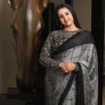 Sanjjanaa Instagram - I greatly appreciate adorning myself in the exquisite blouses crafted by @iyra_designstudio, under the guidance of the esteemed fashion designer Miss Rashmi. The distinctiveness of my designer's creations truly enhances my appearance and attire. Oh, I was so lucky to have @ss_makeover_by_suha work her magic on my makeup and hair. She's an absolute expert! Magnificent photographs have been captured by the talented Mr. Shashi of @katchi_studio. I proudly wear exquisite jewelry crafted by the brand @thanyafashion by miss vinutha yadav . Karnataka, Bangalore