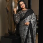 Sanjjanaa Instagram - I greatly appreciate adorning myself in the exquisite blouses crafted by @iyra_designstudio, under the guidance of the esteemed fashion designer Miss Rashmi. The distinctiveness of my designer's creations truly enhances my appearance and attire. Oh, I was so lucky to have @ss_makeover_by_suha work her magic on my makeup and hair. She's an absolute expert! Magnificent photographs have been captured by the talented Mr. Shashi of @katchi_studio. I proudly wear exquisite jewelry crafted by the brand @thanyafashion by miss vinutha yadav . Karnataka, Bangalore