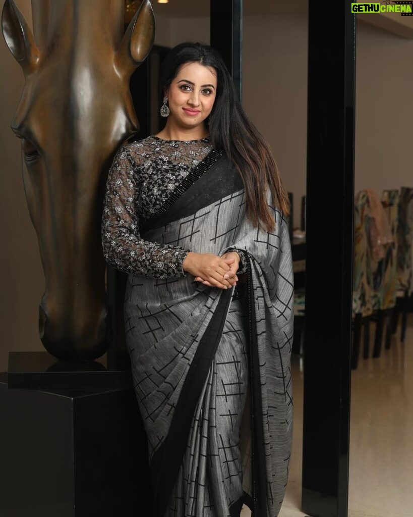 Sanjjanaa Instagram - I greatly appreciate adorning myself in the exquisite blouses crafted by @iyra_designstudio, under the guidance of the esteemed fashion designer Miss Rashmi. The distinctiveness of my designer's creations truly enhances my appearance and attire. Oh, I was so lucky to have @ss_makeover_by_suha work her magic on my makeup and hair. She's an absolute expert! Magnificent photographs have been captured by the talented Mr. Shashi of @katchi_studio. I proudly wear exquisite jewelry crafted by the brand @thanyafashion by miss vinutha yadav . Karnataka, Bangalore