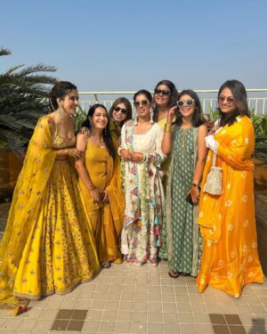 Sanya Malhotra Instagram - 💛💛💛
@sukritiandaakritiofficial @shriparamanijewels @sonisapphire