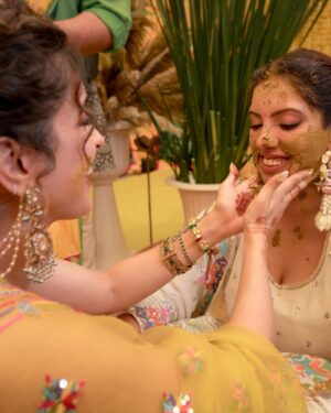 Sanya Malhotra Instagram - 💛💛💛
@sukritiandaakritiofficial @shriparamanijewels @sonisapphire