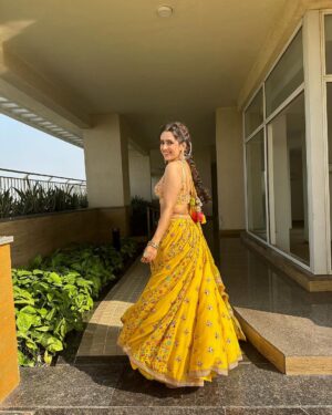 Sanya Malhotra Instagram - 💛💛💛
@sukritiandaakritiofficial @shriparamanijewels @sonisapphire