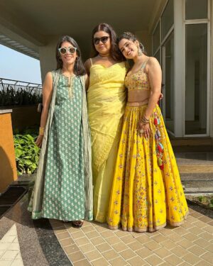 Sanya Malhotra Instagram - 💛💛💛
@sukritiandaakritiofficial @shriparamanijewels @sonisapphire