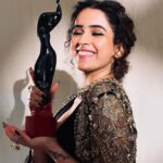 Sanya Malhotra Instagram - Mehnat ka phal Kathal hota hai ✨ Thank you @filmfare, @jiteshpillaai, and critics for honoring me with the Best Actor Critics award for Kathal. I am grateful for the recognition I have received for my work, because I am very sure that every other nominee for this award was as capable if not more, of winning this award. This award would not have been possible without the inspiration I have received from my director @yashowardhanm, my producers @ektarkapoor @guneetmonga @achinjain20 @ruchikaakapoor @netflix_in, Thank you for giving me the best opportunities ♥️ Also sharing this with my co-actors and team 🙏🏽 it because of your support I could play Mahima well @anantvjoshi @vijayraazofficial @rajpalofficial @imsarafneha @govindpandey07 @guchahurpal @buntyshash @raghubir_y @harshviro @natasha_mathias_ @prernasaigal @ramsampathofficial @jinal.jj @moderatenormal @chandnidholakia1989 @jayasaha @eshtylist @anjarlekargeetesh @smc.mahadev @sanayadotiwala_ @mann012 @castingbay