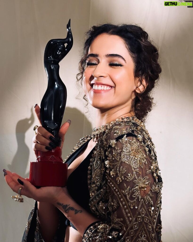 Sanya Malhotra Instagram - Mehnat ka phal Kathal hota hai ✨ Thank you @filmfare, @jiteshpillaai, and critics for honoring me with the Best Actor Critics award for Kathal. I am grateful for the recognition I have received for my work, because I am very sure that every other nominee for this award was as capable if not more, of winning this award. This award would not have been possible without the inspiration I have received from my director @yashowardhanm, my producers @ektarkapoor @guneetmonga @achinjain20 @ruchikaakapoor @netflix_in, Thank you for giving me the best opportunities ♥️ Also sharing this with my co-actors and team 🙏🏽 it because of your support I could play Mahima well @anantvjoshi @vijayraazofficial @rajpalofficial @imsarafneha @govindpandey07 @guchahurpal @buntyshash @raghubir_y @harshviro @natasha_mathias_ @prernasaigal @ramsampathofficial @jinal.jj @moderatenormal @chandnidholakia1989 @jayasaha @eshtylist @anjarlekargeetesh @smc.mahadev @sanayadotiwala_ @mann012 @castingbay
