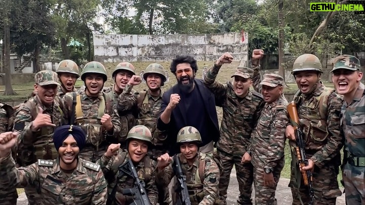 Sanya Malhotra Instagram - Embracing the spirit of Sam Bahadur, Vicky Kaushal takes patriotism to heart in Kolkata. 🇮🇳🫶🏻 #Samबहादुर in cinemas 1.12.2023 #SamIsHere #SamBahadur @meghnagulzar @vickykaushal09 @fatimasanashaikh @ronnie.screwvala @mohdzeeshanayyub @neerajkabi @realgovindnamdev @aanjjan.srivastav @bhavani.iyer @ishantanus @rsvpmovies @maharrshshah @zeemusiccompany