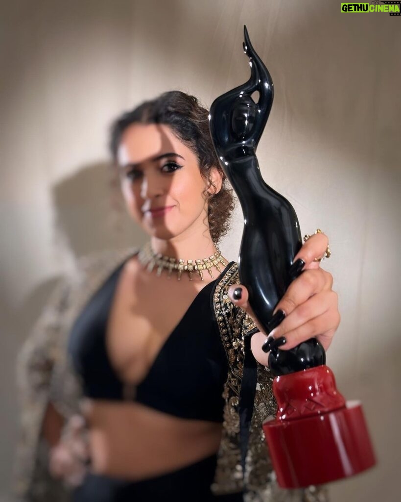 Sanya Malhotra Instagram - Mehnat ka phal Kathal hota hai ✨ Thank you @filmfare, @jiteshpillaai, and critics for honoring me with the Best Actor Critics award for Kathal. I am grateful for the recognition I have received for my work, because I am very sure that every other nominee for this award was as capable if not more, of winning this award. This award would not have been possible without the inspiration I have received from my director @yashowardhanm, my producers @ektarkapoor @guneetmonga @achinjain20 @ruchikaakapoor @netflix_in, Thank you for giving me the best opportunities ♥️ Also sharing this with my co-actors and team 🙏🏽 it because of your support I could play Mahima well @anantvjoshi @vijayraazofficial @rajpalofficial @imsarafneha @govindpandey07 @guchahurpal @buntyshash @raghubir_y @harshviro @natasha_mathias_ @prernasaigal @ramsampathofficial @jinal.jj @moderatenormal @chandnidholakia1989 @jayasaha @eshtylist @anjarlekargeetesh @smc.mahadev @sanayadotiwala_ @mann012 @castingbay