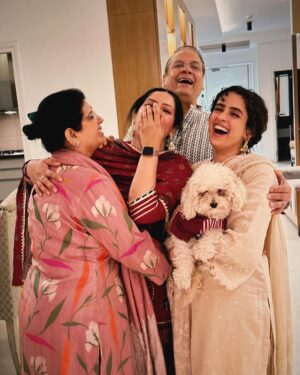 Sanya Malhotra Instagram - 🪔🪔🪔🪔
Happy Diwali 
✨✨✨✨✨