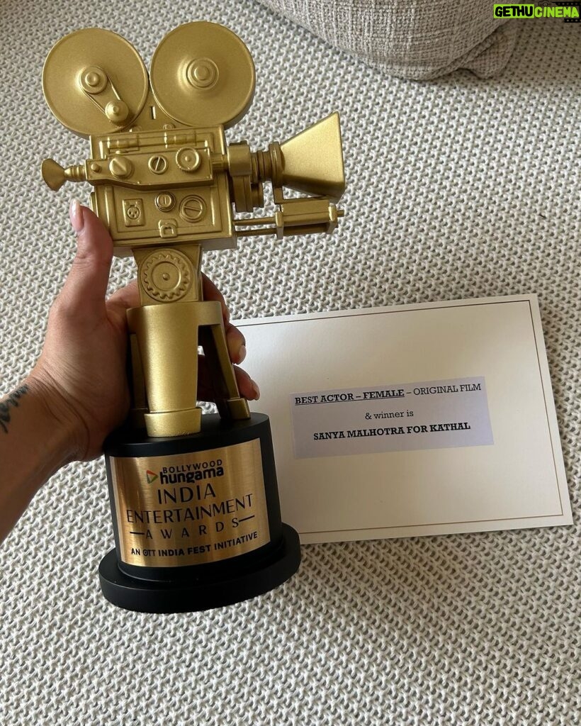 Sanya Malhotra Instagram - Kathal 🍈 toh bandar 🐒 le gaya aur Mahima legayi award 🏆 Thank you @realbollywoodhungama for the Best Actor award for a film so close to my heart. This one is for my director sahab @yashowardhanm, my family at Sikhya @guneetmonga @achinjain20, @ektarkapoor @ruchikaakapoor and @netflix_in ❤️ #KathalonNetflix