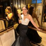 Sanya Malhotra Instagram - Kathal 🍈 toh bandar 🐒 le gaya aur Mahima legayi award 🏆 Thank you @realbollywoodhungama for the Best Actor award for a film so close to my heart. This one is for my director sahab @yashowardhanm, my family at Sikhya @guneetmonga @achinjain20, @ektarkapoor @ruchikaakapoor and @netflix_in ❤️ #KathalonNetflix