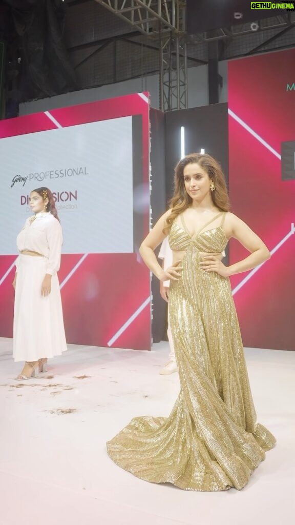 Sanya Malhotra Instagram - Sanya Malhotra graced the runway at Professional Beauty India, flaunting the stunning Sandstone Ombreyage hair colour. ✨ This beautiful look is inspired from the earthy tones of nature with an infusion of cool and warm notes. Be a part of the of the Dimension that breaks all norms! Because the hair colour you wear doesn’t see gender, race, size or skin. #coloursareforall #Godrejprofessional #HairColour #Dimension #Ombreyage