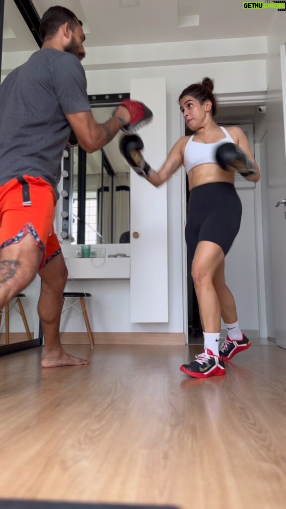 Sanya Malhotra Instagram - Gloves on 🥊 Fighter mode on 👊 @sanyamalhotra_ taking on Monday like a true warrior! 🥊💥 #Unstoppable #BoxingQueen #Boxing #Boxer #SanyaMalhotra #Jawan #Mumbai #Fitness #India #Reelitfeelit #ReelsIndia #PersonalTrainer #Coach #ClientDiaries #HarHarMahadev