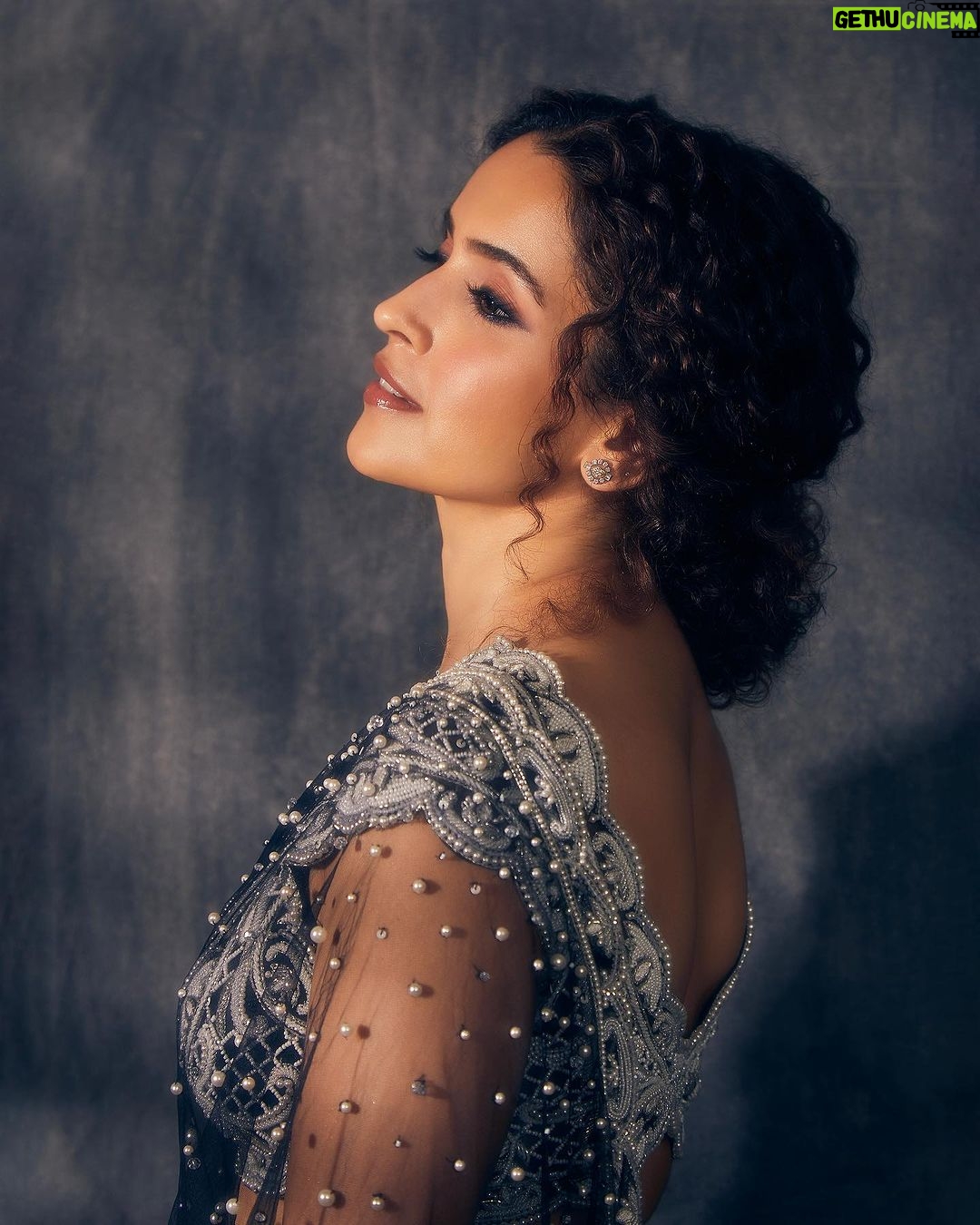 Sanya Malhotra Instagram - Hey award milalya mule me khup anandi ahe ani me tumchi runi ahe 💖 Thank you @rishidarda @lokmat for #LokmatMostStylish #Thegamechangeroftheyear award 🥰❤️