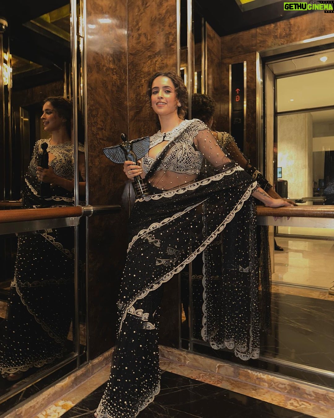 Sanya Malhotra Instagram - Hey award milalya mule me khup anandi ahe ani me tumchi runi ahe 💖 Thank you @rishidarda @lokmat for #LokmatMostStylish #Thegamechangeroftheyear award 🥰❤️