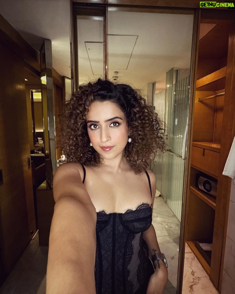 Sanya Malhotra Instagram - 🤳🏽✨
