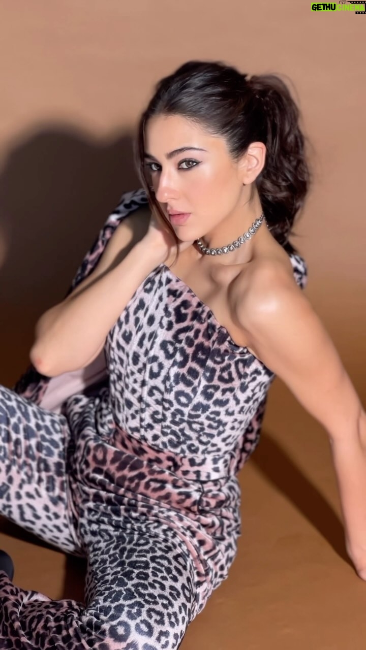 Sara Ali Khan Instagram - Time to look Kadak 🗡️🩸 Heart is doing Dhadak Dhadak ❤️❤️🔥 Trailer Launch Mubarak 🚀💥 Jaakar dekho otherwise ho jaaongi mein Bhadak 😆