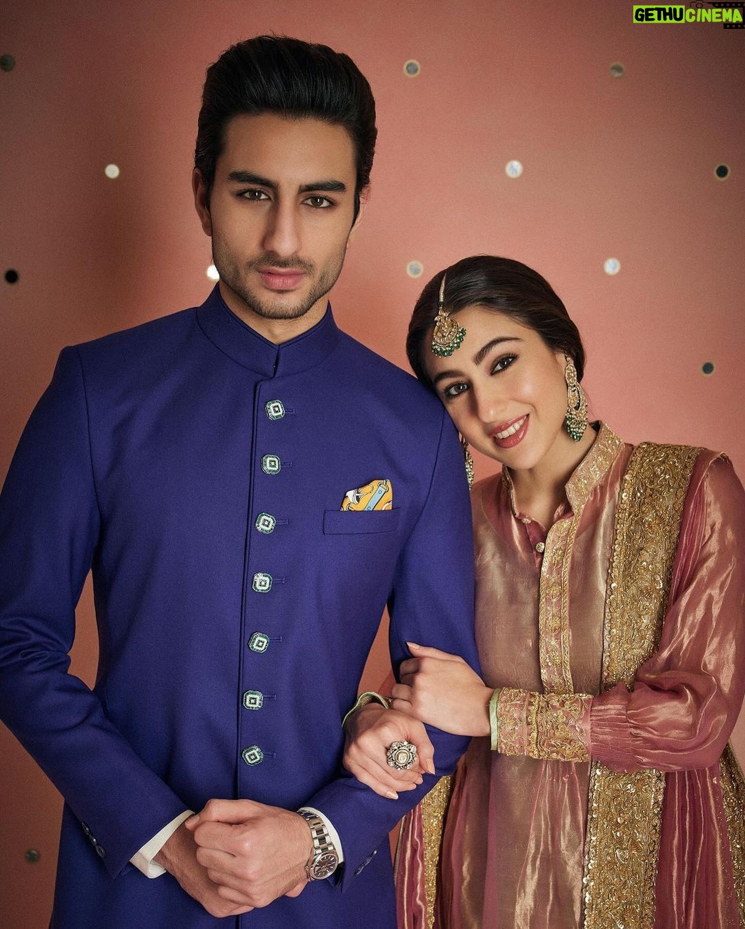 Sara Ali Khan Instagram - Thank you Badi Amma for the loveliest traditional Zardosi gold border πΈ Everyone knows sheβs the epitome of grace and royalty- everyone always adored her π₯° Thank you @manishmalhotraworld @manishmalhotra05 for recreating this style, adding your sparkle and giving it order πβ¨ And thank you @______iak______ for just being the most regally handsome brother in @raghavendra.rathore and posing with your sister who behaves like a recorder π€£πΉπΈ And of course @rohanshrestha @adrianjacobsofficial @aasifahmedofficial a heartfelt special thanks is totally in order ππ»π€π«