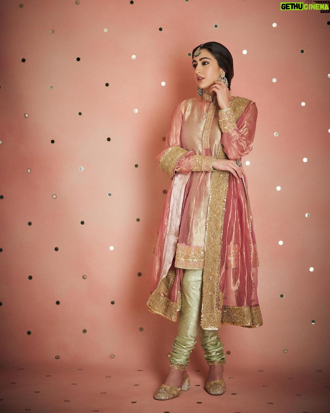 Sara Ali Khan Instagram - Thank you Badi Amma for the loveliest traditional Zardosi gold border πΈ Everyone knows sheβs the epitome of grace and royalty- everyone always adored her π₯° Thank you @manishmalhotraworld @manishmalhotra05 for recreating this style, adding your sparkle and giving it order πβ¨ And thank you @______iak______ for just being the most regally handsome brother in @raghavendra.rathore and posing with your sister who behaves like a recorder π€£πΉπΈ And of course @rohanshrestha @adrianjacobsofficial @aasifahmedofficial a heartfelt special thanks is totally in order ππ»π€π«