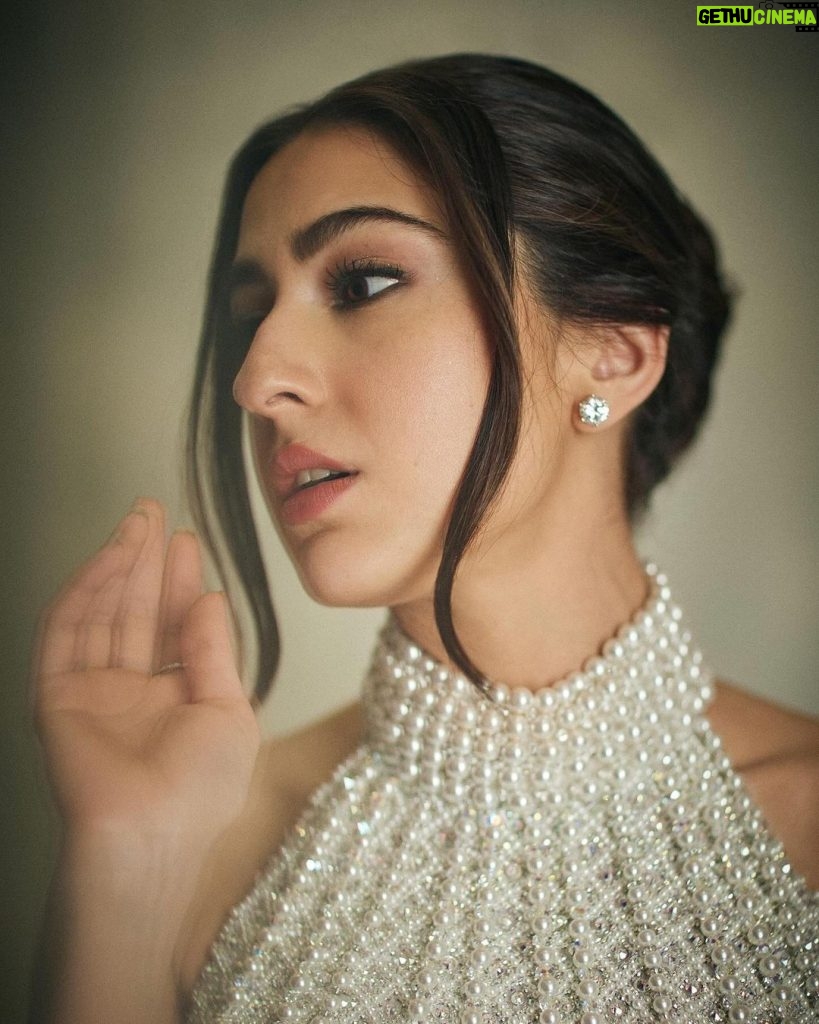 Sara Ali Khan Instagram - Pearls don’t lie on the seashore, if you want one, you must dive for it 🦪🗝️🔐