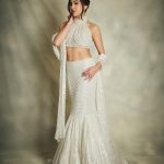 Sara Ali Khan Instagram - Pearls don’t lie on the seashore, if you want one, you must dive for it 🦪🗝️🔐