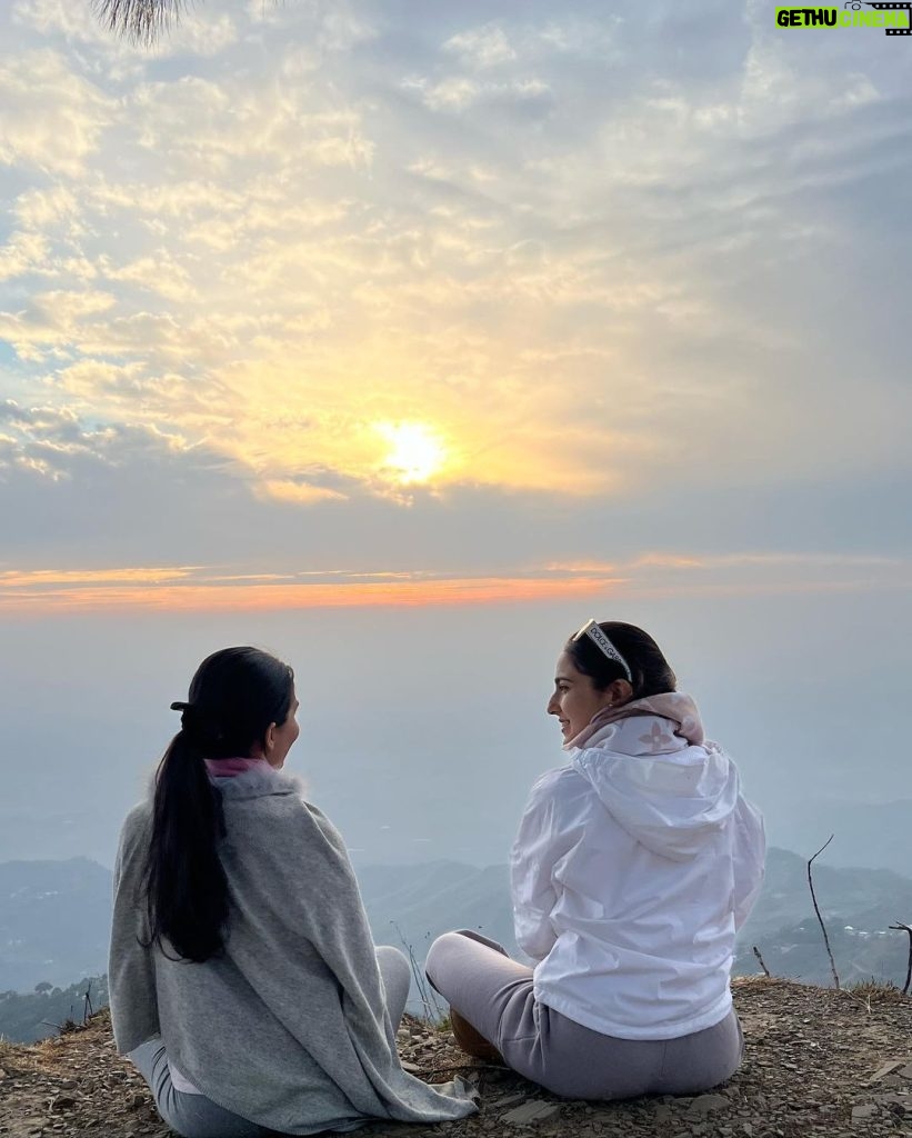 Sara Ali Khan Instagram - Oh Pine 🌲 Will you be mine? 🥰 In nature you’re closest to the divine ☮ Sometimes sunkissed sometimes under moonshine 🌝