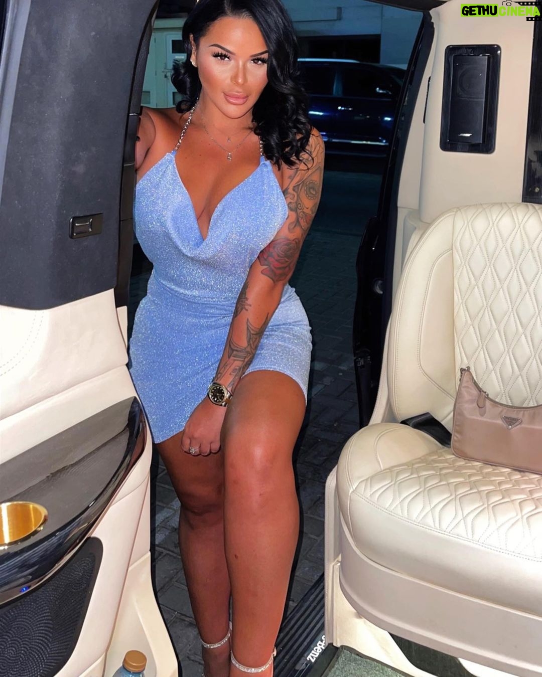 Sarah Fraisou Instagram - Blue vibes ! 💙 Je me sens tellement confiante dans cette robe Plutôt photo 1 ,2 ou 3? Profitez de -15% de réduction pour tout achat ! Code promo: 5sarahfraisou Voici la référence de mon look: 2555776 https://shein.top/fehnhr5 @sheinofficial @sheinfrance_ @agencejb #SHEIN#SHEINgals #ad