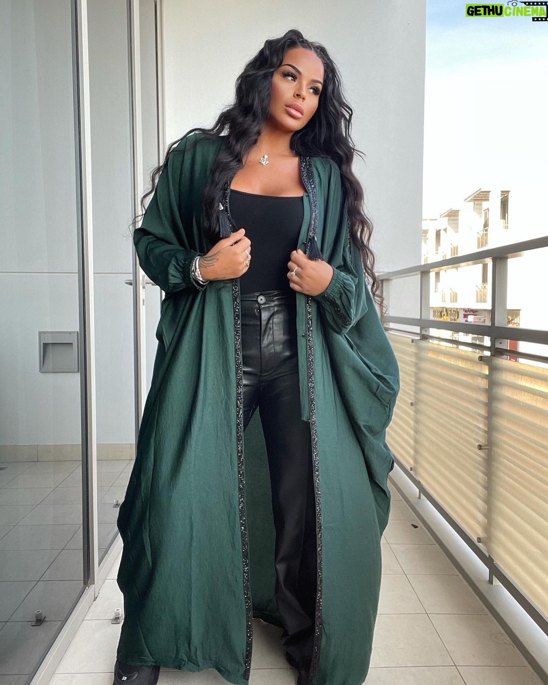 Sarah Fraisou Instagram - 💥Dubaï outfit 💥aime tu ce genre de tenue ? #pictureoftheday #dubailife #greenmood #life Dubai, United Arab Emiratesدبي