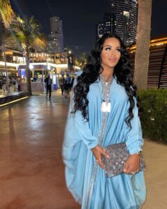 Sarah Fraisou Instagram - Dubaï night 🌎quel est ta préférée 1,2ou 3 ? #dubailife #jbrbeach #picoftheday #louisvuitton #walk #blue @noojoumlenses JBR