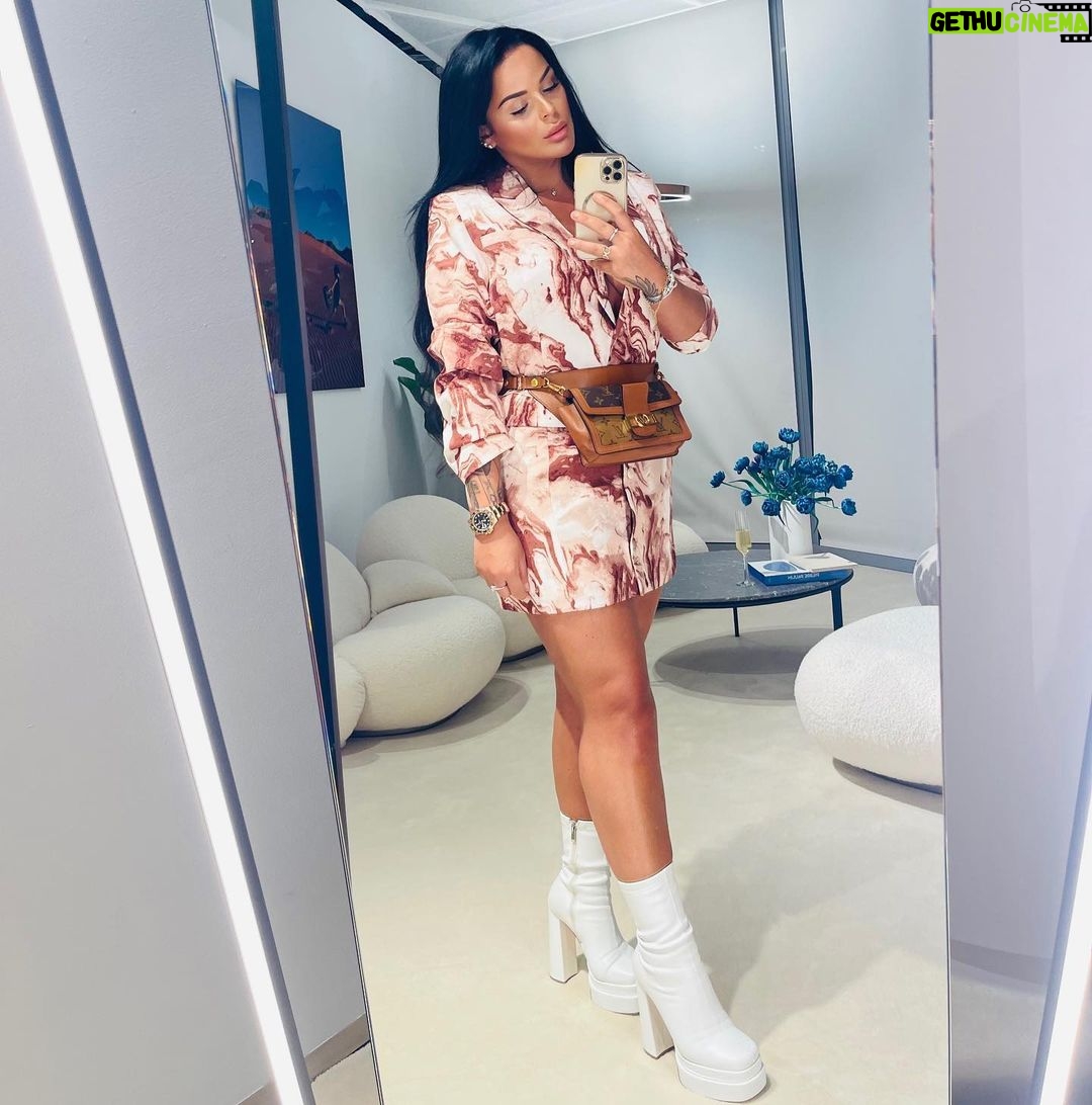 Sarah Fraisou Instagram - 💥 Boom 💥 #pictureoftheday #louisvuitton #dubailife #outfitoftheday @simmishoes @louisvuitton Burj Khalifa By Emaar