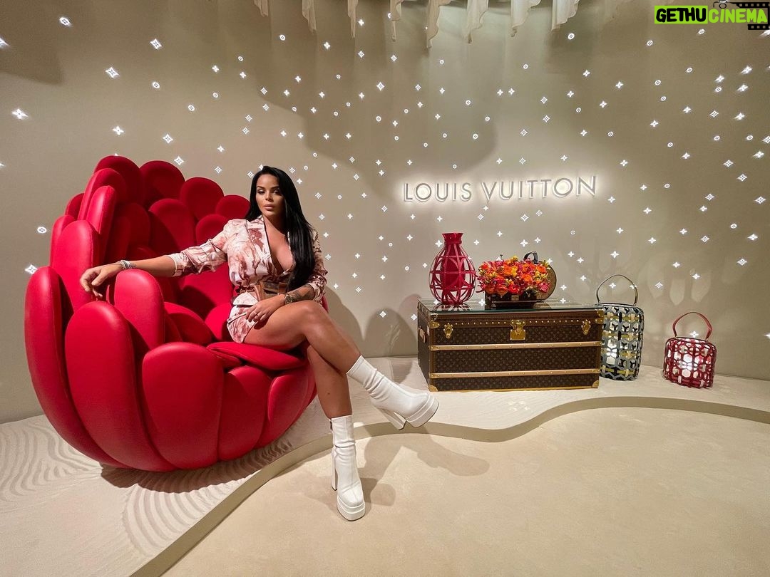 Sarah Fraisou Instagram - Merci a @louisvuitton pour ce magnifique moment et invitation a ce showroom privée ♥️♥️♥️ @khalfaouinadjet merci a toi de ta gentillesse et ton professionnalisme ♥️♥️♥️ thank you so mutch #louisvuitton #private #showroom #mode #dubai #burjkhalifa Burj Khalifa By Emaar
