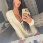 Sarah Fraisou Instagram - Le plus important n’est pas le regard des autres mais le regard que vous portez a votre égard quand vous êtes devant votre miroir 😜 #pictureoftheday #life #lifestyle #home