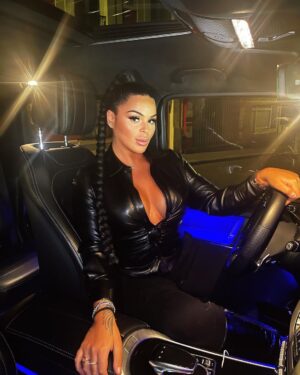 Sarah Fraisou Instagram - 🖤🖤 1,2 ou 3 pour toi ta préféré ? #picoftheday #femmefatale #woman #paris #life #bizneswoman