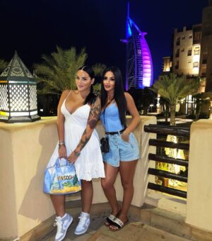 Sarah Fraisou Instagram - About last night with my sister @imene__14 ♥️ #picoftheday #burjalarab #fun #family