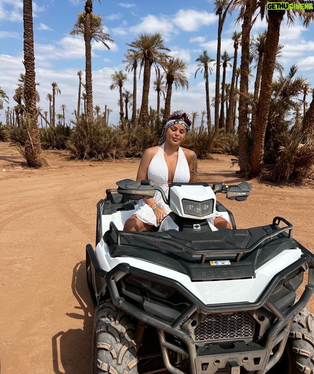 Sarah Fraisou Instagram - ✌🏻Simplement moi sur un quad ✌🏻#picoftheday #quad #fun #sun #marrakesh #girl #moto #frenchie Marrakech