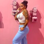 Sarah Fraisou Instagram - 🌸Le commérage est un peu la passion de tout le monde fais-tu partie de ce monde ? @missguided #dubai #pictureoftheday #fun #rago