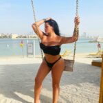 Sarah Fraisou Instagram - Ma vie m’appartient continuer de jacter pendant que le soleil caresse ma peaux bizz de Dubaï et mes abonnés vous est moi ont ce sais je vous aimes ❤️❤️❤️💋💋💋 #haters #seumlard #dubailife #picoftheday #jemenfous #jemenmoque #çametegale #sun #fun #life WHITE Beach