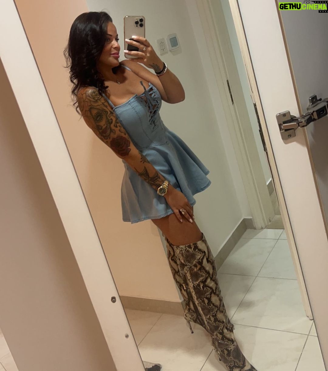 Sarah Fraisou Instagram - Aucune retouche 💋♥️ #pictureoftheday #outfit #girl #frenchie #dubaï Dubai, United Arab Emirates