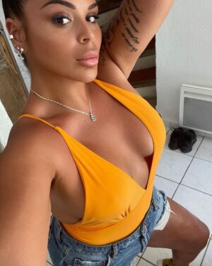 Sarah Fraisou Instagram - Ayez confiance en vous avancer la tête haute 😜💪🏻 #lifestyle #marseille #picoftheday #vacances