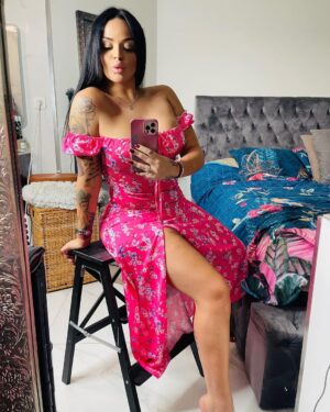 Sarah Fraisou Instagram - 💖💖💖 love my life 💖💖💖 ma nouvelle devise voir la vie en rose #pictureoftheday #love #lifestyle #rose #outfit #paris #girl