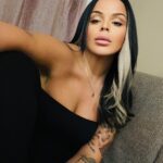 Sarah Fraisou Instagram - Merci de votre soutien je vous aime tous rester fidel a vous meme je vous fait plein de bisou je ne sui pas triste je sui juste choqué et je me demande comment l’etre humain est capable de tous pour brille 🤦🏻‍♀️ les vrais homme n’existe plus c la vie 🤷🏻‍♀️ que des bleuffeur et des mytho 🤷🏻‍♀️ #life #pictureoftheday
